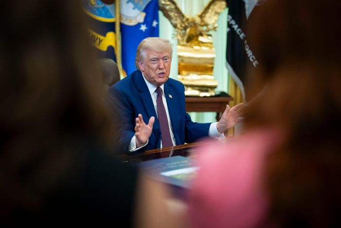 Ông Trump khẳng định Mỹ sẽ giáng những đòn "rất mạnh" vào Iran. Ảnh: New York Times.
