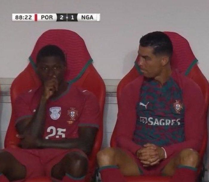 Ronaldo lo lắng khi thấy Mendes dính chấn thương.