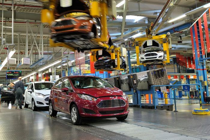Kế hoạch sản phẩm mới được đưa ra trong bối cảnh Ford đang tiến hành tái cơ cấu hoạt động tại châu Âu. Hãng đã đóng cửa nhà máy Saarlouis (Đức) và cắt giảm nhân sự tại cơ sở Cologne.