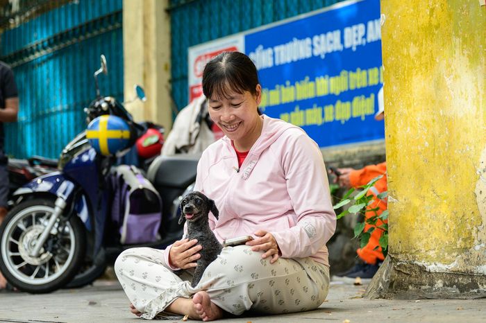  Giữa dòng phụ huynh đứng chờ con trước cổng điểm thi THPT Trưng Vương, chị Minh Thư (phường Cầu Ông Lãnh) thu hút sự chú ý khi dẫn theo chú chó cưng đến đón con gái Nguyễn Khánh Nhiên, học sinh THPT Lương Thế Vinh. Khác với nhiều phụ huynh thấp thỏm trong buổi thi đầu tiên, chị Thư nói không quá lo lắng với môn Ngữ văn vì đây là môn học khá tốt của con. Trong thời gian ôn thi, Khánh Nhiên tập trung học thêm Toán, Hóa học và Sinh học, mỗi môn 2 buổi/tuần để phục vụ cho tổ hợp xét tuyển khối B. "Mấy ngày gần thi, cả nhà đều cố gắng nói năng nhẹ nhàng, hạn chế tạo áp lực vì sợ con ảnh hưởng tâm lý", chị chia sẻ. 