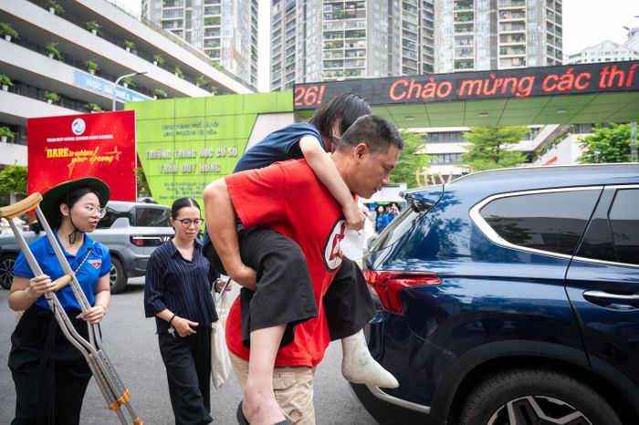  Bị tai nạn gãy chân cách đây nửa tháng, Tiểu Quyên (học sinh trường THPT chuyên Ngoại ngữ) được tình nguyện viên đưa ra ngoài bằng xe lăn, sau đó bố cõng em lên xe để trở về nhà. Quyên kể sự cố ảnh hưởng khá nhiều đến việc ôn thi của em, do đó, em gặp chút khó khăn với đề thi Ngữ văn sáng nay. Song bố mẹ, thầy cô và điểm thi hỗ trợ em tận tình nên em cố gắng giữ tinh thần ổn định cho các bài thi tiếp theo. 