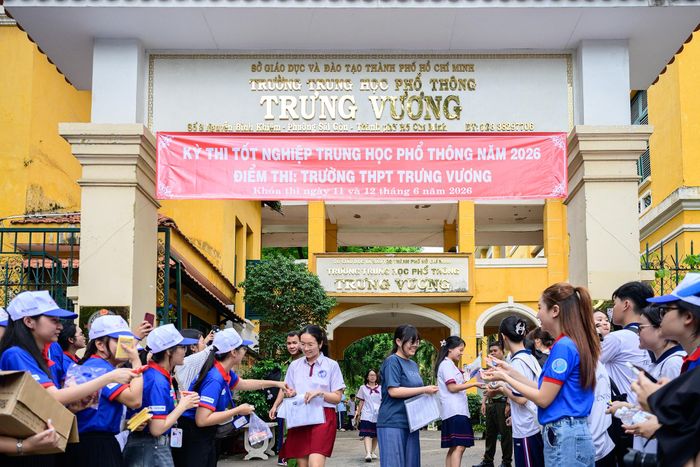  Còn tại TP.HCM, đúng 9h35, tiếng chuông báo hiệu kết thúc môn thi Ngữ văn vang lên tại điểm thi THPT Trưng Vương. Từng tốp thí sinh lần lượt bước ra khỏi phòng thi với nhiều cung bậc cảm xúc, từ nhẹ nhõm, phấn khởi đến hồi hộp chờ đối chiếu đáp án. 