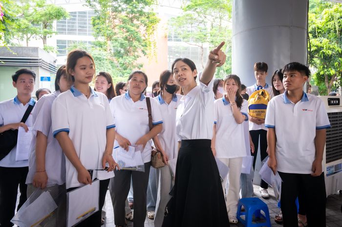 Để tạo điều kiện thuận lợi cho thí sinh và phụ huynh, phường Yên Hòa (Hà Nội) đã bố trí khu vực chờ tại trường Mầm non Hoa Sen. Sau khi kết thúc môn thi đầu tiên, nhiều thí sinh của trường Cao đẳng Truyền hình - cách điểm thi trường THCS Trần Duy Hưng khoảng 20 km - được giáo viên và tình nguyện viên hướng dẫn di chuyển về đây để nghỉ ngơi, ăn trưa và chuẩn bị cho môn thi tiếp theo. 