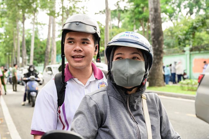  Trái ngược với những nụ cười rạng rỡ của nhiều thí sinh, Quốc Đạt, học sinh THPT Trưng Vương, rơm rớm nước mắt ngay khi bước ra khỏi phòng thi. Nam sinh cho biết những giọt nước mắt xuất phát từ cảm giác nhẹ nhõm và xúc động vì đã hoàn thành bài làm tốt hơn mong đợi sau nhiều tháng ôn tập và chờ đợi kỳ thi quan trọng này. 