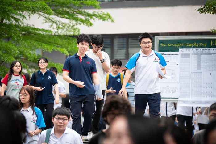  Giống Linh, nhiều thí sinh khác tại Hà Nội cũng rời trường thi với nụ cười rạng rỡ, liên tục làm hành động ăn mừng. Năm nay, Elon Musk, Steve Jobs và ông chủ Facebook xuất hiện trong đề thi Ngữ văn, với chủ đề “những quyền lực công nghệ xoay chuyển thế giới”. Đây là chủ đề nóng thời gian gần đây, được nhiều thí sinh dự đoán trước khi vào phòng thi sáng nay. 