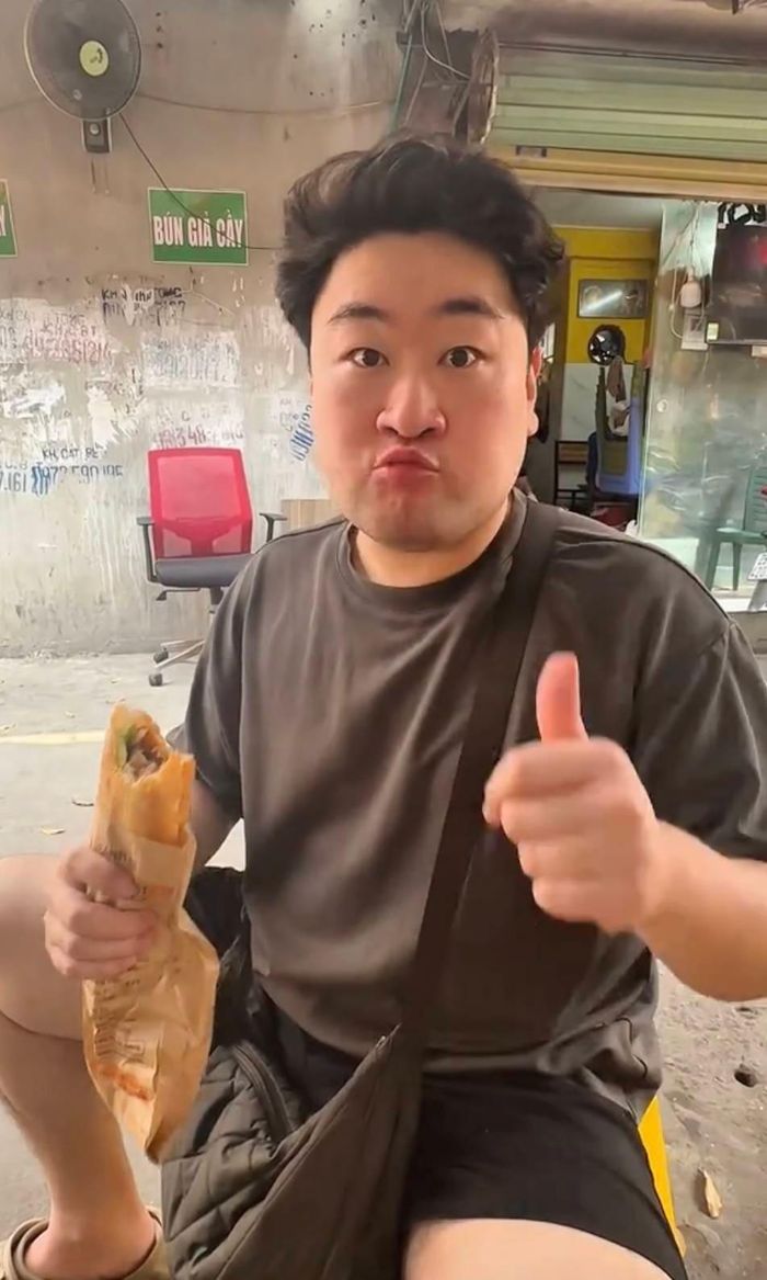 Lee Kwang Soo tại một tiệm bánh mì heo quay tại Hà Nội. Ảnh: NVCC. 