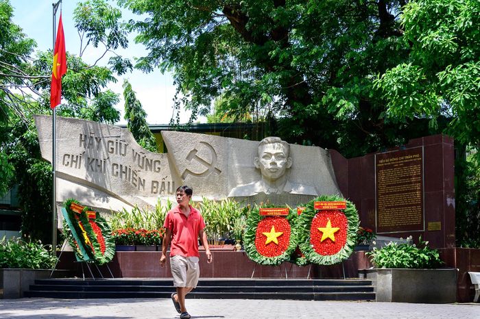 Bia tưởng niệm cố Tổng Bí thư Trần Phú tại công viên Lê Thị Riêng. Ảnh: Hoài Bảo.
