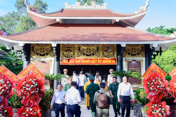 Đoàn đại biểu dâng hương tại công viên Lê Thị Riêng ngày 8/6. Ảnh: Hoài Bảo.
