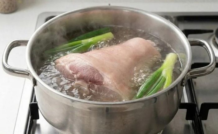 Nên chần thịt để loại bỏ mùi tanh hôi. Ảnh: Cookpick.