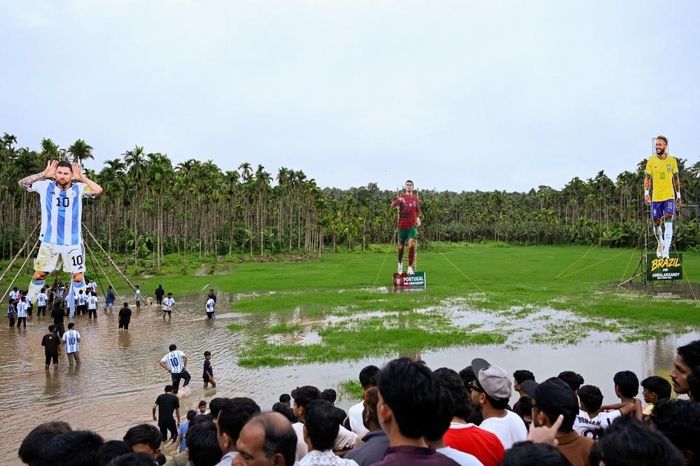  Ngoài Messi, khu vực này còn có hình ảnh của Ronaldo và Neymar. Đây là biểu hiện của sức hút từ World Cup, bởi ở Ấn Độ cricket mới là môn thể thao số một. Ảnh: Reuters. 