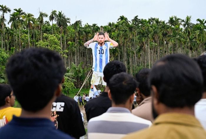  Hình Messi năm nay được lấy từ cảnh anh ăn mừng bàn thắng vào lưới Hà Lan ở tứ kết World Cup 2022. Ảnh: Reuters. 