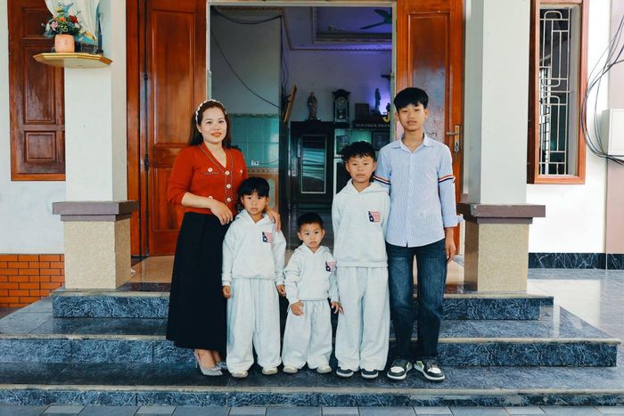 Chị Nhuần và các con.