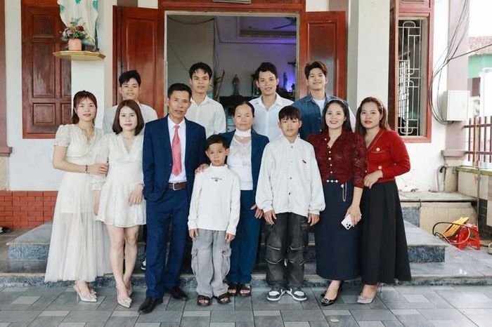 Ông Trí bà Sâm bên 10 người con.