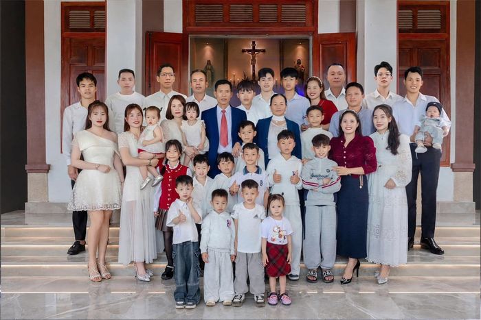 Đại gia đình nhà ông Trí bà Sâm.