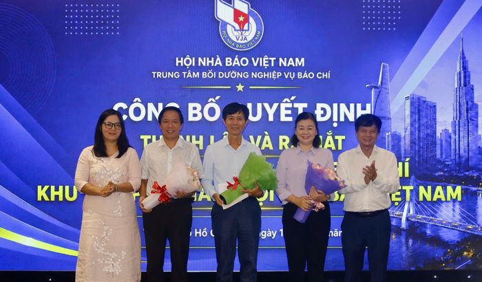 Lễ công bố Quyết định thành lập và ra mắt Câu lạc bộ Giảng viên báo chí khu vực phía Nam Hội Nhà báo Việt Nam. Ảnh: BTC.