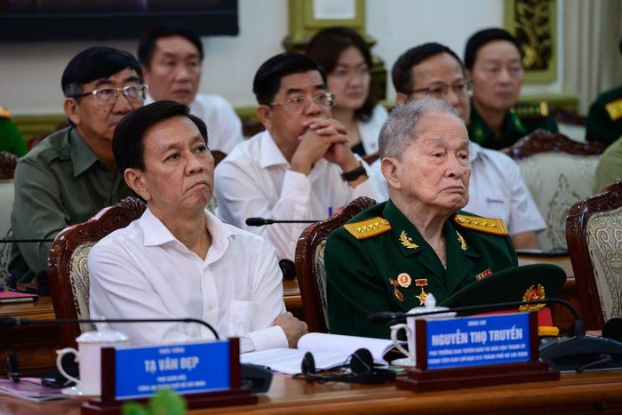  Đại tá tình báo Nguyễn Văn Tàu - bí danh Tư Cang (mặc quân phục) tại hội thảo xác minh kết luận thông tin về liệt sĩ, mộ liệt sĩ khu vực nghĩa trang Đô Thành (Chí Hòa - Sài Gòn) ngày 8/6. Ảnh: Hoài Bảo. 