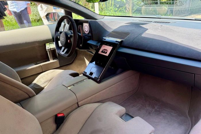  Không gian bên trong sử dụng các vật liệu cao cấp như nhôm anod và sợi carbon, kết hợp ghế thể thao siêu nhẹ nhằm tăng cảm giác kết nối giữa người lái và chiếc xe. 