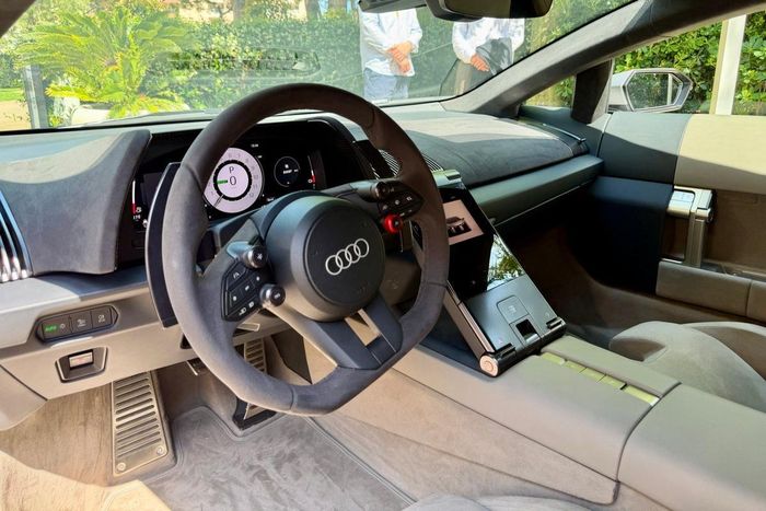  Nội thất Audi Nuvolari được phát triển theo triết lý lấy người lái làm trung tâm, với thiết kế tối giản giúp mọi thông tin và chức năng quan trọng luôn nằm trong tầm quan sát. 