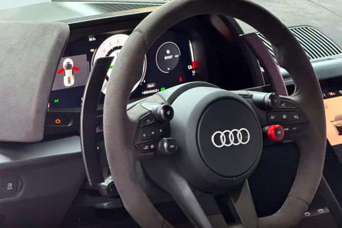  Bảng đồng hồ taplo kỹ thuật số của siêu xe này lấy cảm hứng từ mẫu xe đua Auto Union Type C. Người lái có thể thay đổi giữa các chế độ E-Hybrid, Balanced, Dynamic, Dynamic+ và Track Mode, cũng như kích hoạt chức năng DRS từ vô lăng. 