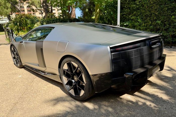  Với vòng tua lên đến 10.000 vòng/phút, Audi Nuvolari cũng là mẫu xe thương mại mạnh nhất của thương hiệu, và cũng là sản phẩm đầu tiên sử dụng khung sườn Audi Space Frame kết hợp thân vỏ bằng sợi carbon. 
