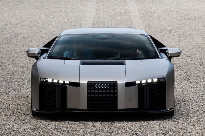  Lấy cảm hứng từ chiếc Audi Concept C, thiết kế đầu xe là một phần trong triết lý khí động học tổng thể của Audi Nuvolari. Lưới tản nhiệt Vertical Frame được cấu tạo từ 64 tấm hướng gió, giúp điều chỉnh luồng không khí vào hệ thống S-duct. 