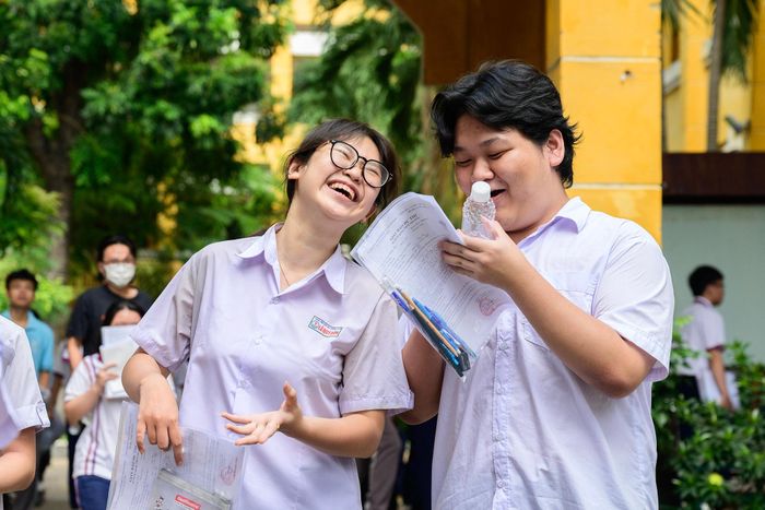 Thí sinh TP.HCM phấn khởi sau buổi thi môn Ngữ văn. Ảnh: Hoài Bảo.