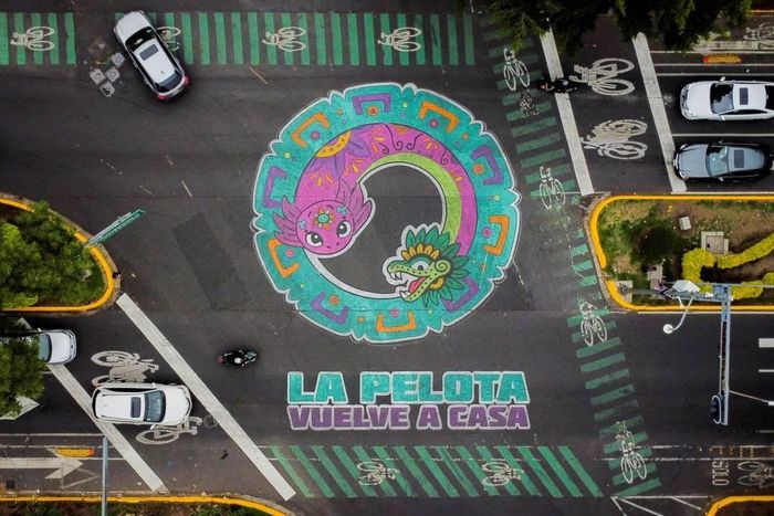 Ảnh chụp từ trên cao một nút giao tại Mexico City với hình ảnh kỳ nhông axolotl, ngày 27/5.