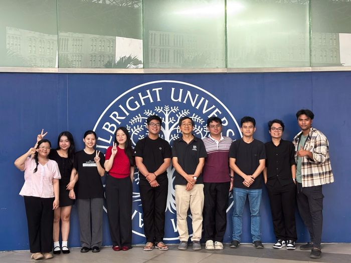 Phương Linh (áo đỏ) cùng nhóm sinh viên trường Đại học Fulbright Việt Nam. Ảnh: NVCC.
