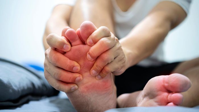Không có tình trạng đè ép tay chân nhưng vẫn thường xuyên cảm thấy tê bì ở tay hoặc chân có thể là một trong những tín hiệu cảnh báo sớm của đột quỵ não. Ảnh: Shutterstock.