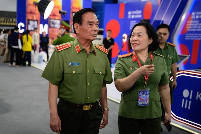 Trước khi diễn ra chương trình, Đại tướng Lê Hồng Anh dành thời gian tham quan không gian triển lãm "80 năm An ninh nhân dân - Lá chắn thầm lặng" gồm các không gian thông tin - trải nghiệm ứng dụng công nghệ hiện đại, hệ thống phòng chống lừa đảo trực tuyến, công nghệ UAV, camera thông minh, bảo tàng số.
