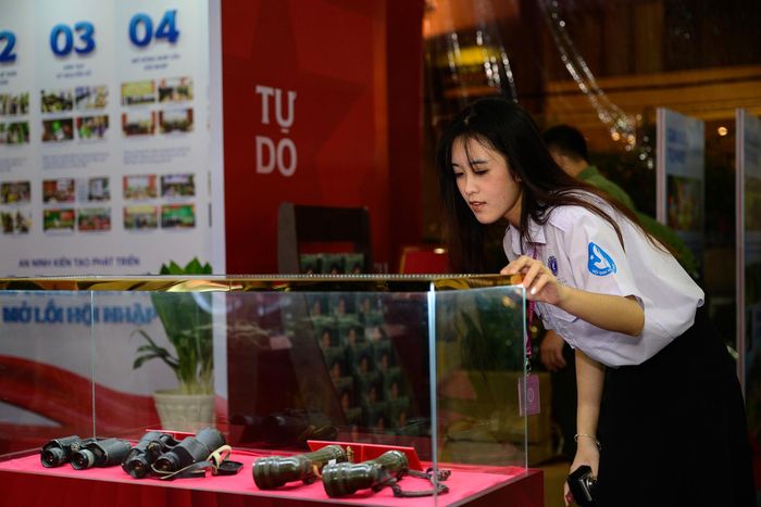 Buổi triển lãm thu hút đông đảo bạn trẻ tham quan triển lãm ngày đầu khai mạc.