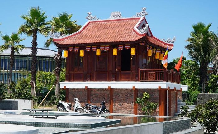 Đến cuối tháng 7.2026, nếu chủ đầu tư không bổ sung được các hồ sơ, giấy phép liên quan thì buộc phải tháo dỡ công trình vi phạm. Theo nhiều chuyên gia, sự việc xảy ra tại Huế Times Square được xem là “phép thử” trong công tác quản lý quy hoạch đô thị của địa phương; nếu xử lý không phù hợp sẽ dẫn đến tiền lệ xấu. Trong ảnh là hạng mục miếu thờ 2 tầng (mở rộng từ am thờ) ngoài giấy phép được cấp tại Huế Times Square