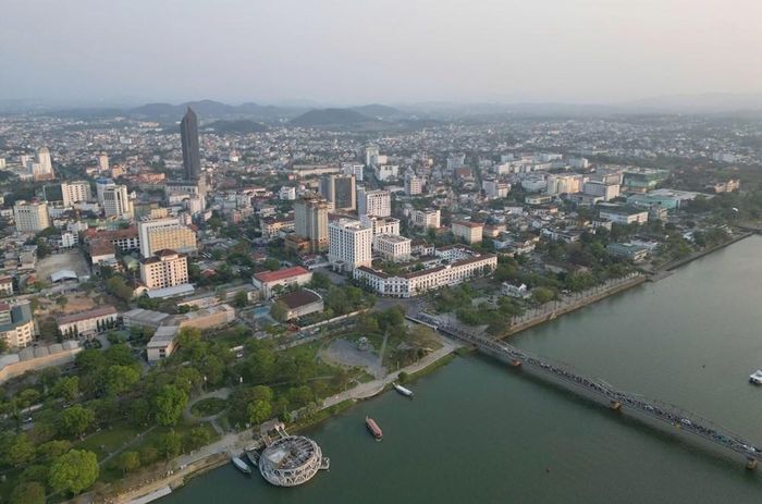 Đồ án xác định 5 cụm trung tâm gồm khu vực trung tâm thành phố và 4 khu vực phụ trợ là Phường Đúc, Thủy Biều, Vọng Cảnh và Tiên Nộn. Các khu chức năng được tổ chức theo hướng phát triển văn hóa, du lịch kết hợp các dịch vụ hỗ trợ cư trú, thương mại và không gian sinh hoạt cộng đồng ngoài trời. Trong ảnh là cảnh quan sông Hương qua trục trung tâm TP. Huế