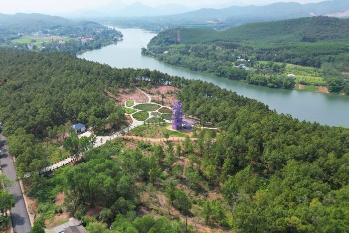 Theo quy hoạch, phạm vi nghiên cứu trải dài khoảng 15km dọc sông Hương, từ đồi Vọng Cảnh đến phố cổ Bao Vinh, với quy mô hơn 855ha, trong đó diện tích mặt nước chiếm hơn 503ha. Trong ảnh là sông Hương nhìn từ đồi Vọng Cảnh