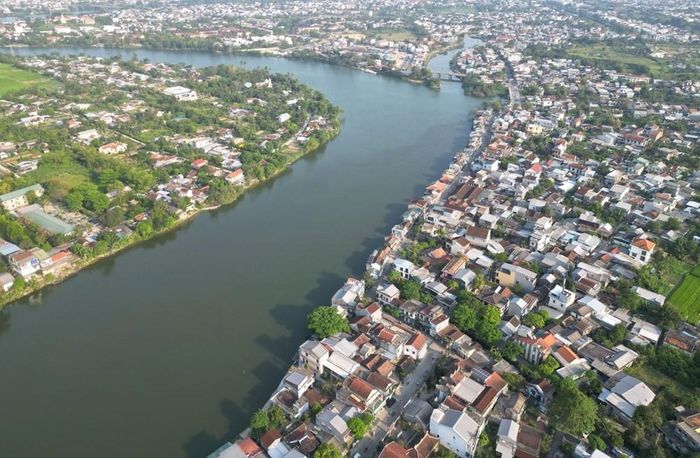 Các dự án hạ tầng, cảnh quan và không gian công cộng không chỉ góp phần nâng cao mỹ quan đô thị mà còn từng bước hiện thực hóa mục tiêu xây dựng Huế trở thành đô thị di sản đặc trưng của Việt Nam, lấy sông Hương làm trục cảnh quan trung tâm. Trong ảnh là không gian phố cổ Bao Vinh ven sông Hương