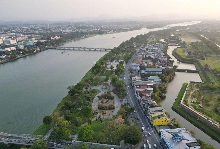 Ngày 19.3.2021, UBND tỉnh Thừa Thiên Huế - nay là TP. Huế đã ban hành Quyết định số 596 phê duyệt đồ án Quy hoạch chi tiết hai bên bờ sông Hương. Đây được xem là cơ sở pháp lý quan trọng nhằm bảo vệ trục cảnh quan đặc trưng, gìn giữ vùng lõi đô thị di sản và định hướng phát triển không gian ven sông theo hướng bền vững