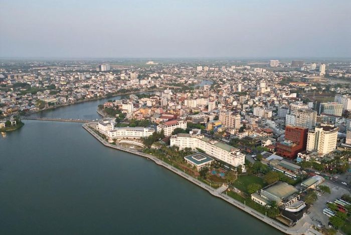 Những năm qua, chính quyền địa phương đã tập trung đầu tư hệ thống công viên ven sông, các tuyến đường đi bộ dọc bờ Bắc và bờ Nam sông Hương, quảng trường ven sông cùng nhiều hạng mục hạ tầng công cộng. Trong ảnh là tuyến đường bộ ven bờ Nam sông Hương, đoạn từ bến thuyền Tòa Khâm đến Đập Đá