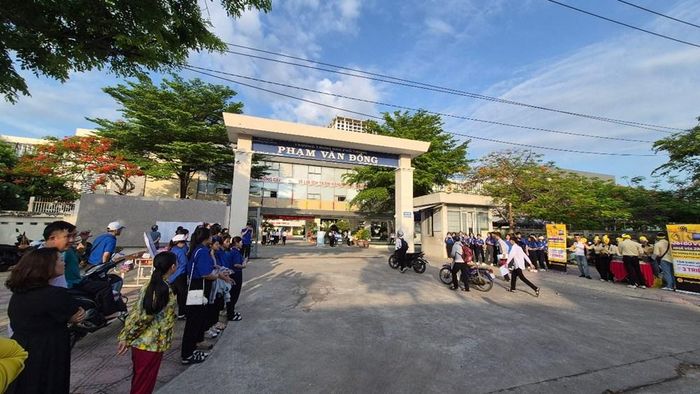 Các thí sinh có mặt tại các điểm thi từ rất sớm