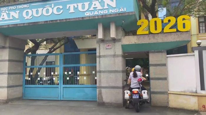 Thượng úy Huỳnh Tấn Tây và Thiếu tá Đỗ Thanh Bài hỗ trợ thí sinh trong tình huống khẩn cấp trước giờ thi