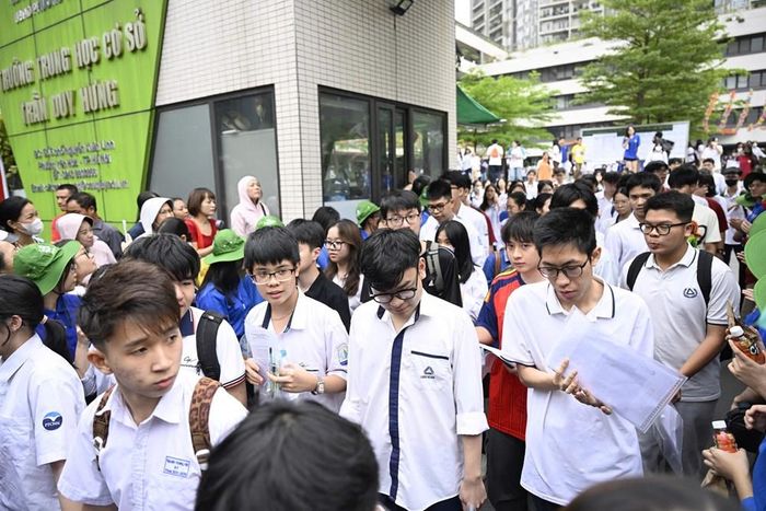 Kết thúc môn thi đầu tiên