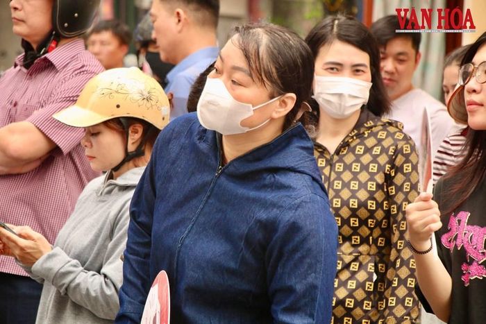 Nhiều phụ huynh đứng đợi thí sinh trong tâm trạng lo lắng