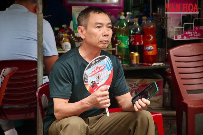 Phụ huynh bên ngoài chờ thí sinh làm bài