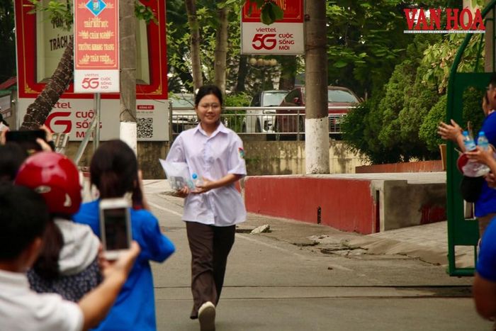Những thí sinh đầu tiên bước ra sau khi môn thi kết thúc