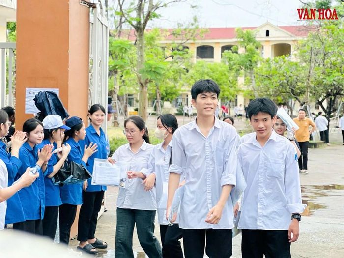 Ghi nhận, đến khoảng 10h, các thí sinh rời khỏi khu vực thi sau khi hoàn thành môn thi Ngữ văn - môn thi đầu tiên kì thi tốt nghiệp THPT 2026