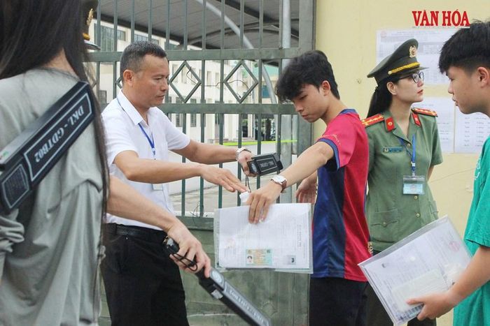 Lực lượng chức năng triển khai nhanh, đúng quy trình để các thí sinh bước vào phòng thi