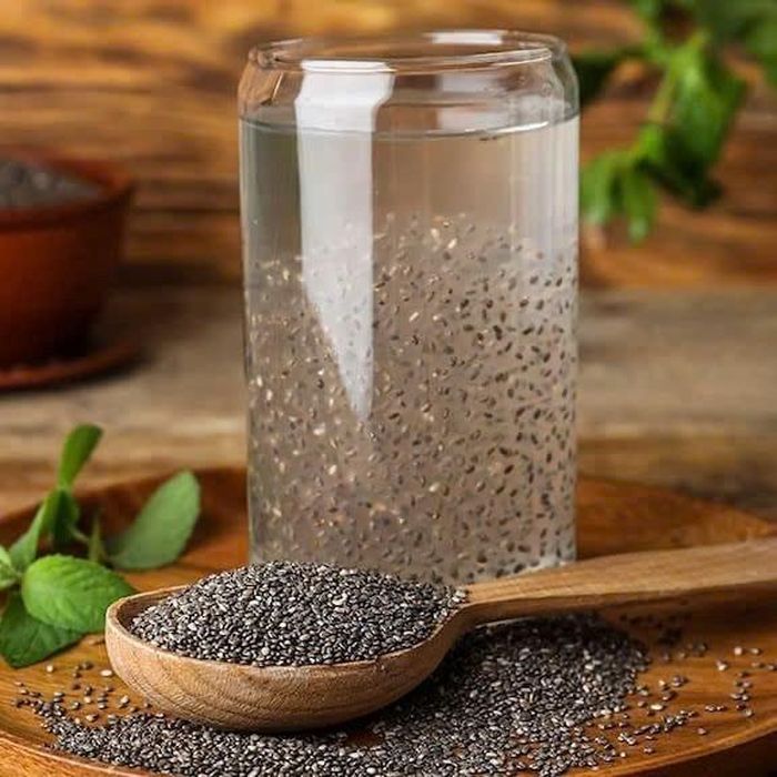 Nhờ khả năng ngậm nước tạo gel và hàm lượng chất xơ dồi dào, hạt chia hỗ trợ kéo dài cảm giác no và kiểm soát khẩu phần ăn