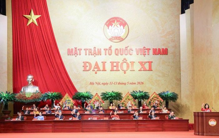 Đại biểu tham dự Đại hội đại biểu toàn quốc MTTQ Việt Nam lần thứ XI biểu quyết tại Đại hội