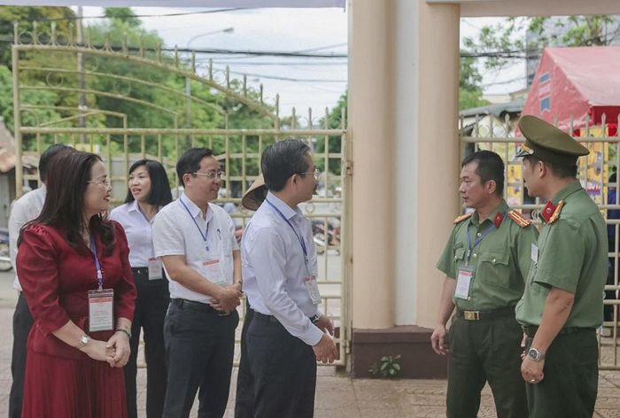 Đoàn công tác thăm và động viên lực lượng an ninh làm nhiệm vụ đảm bảo an toàn tại các điểm thi