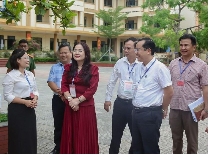 Lãnh đạo sở GD&amp;ĐT kiểm tra, nắm bắt thông tin kì thi tại các điểm thi