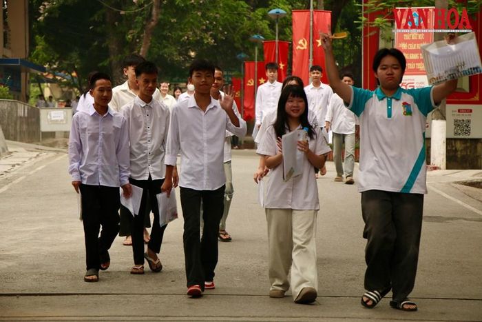 Các thí sinh hào hứng sau môn thi đầu tiên